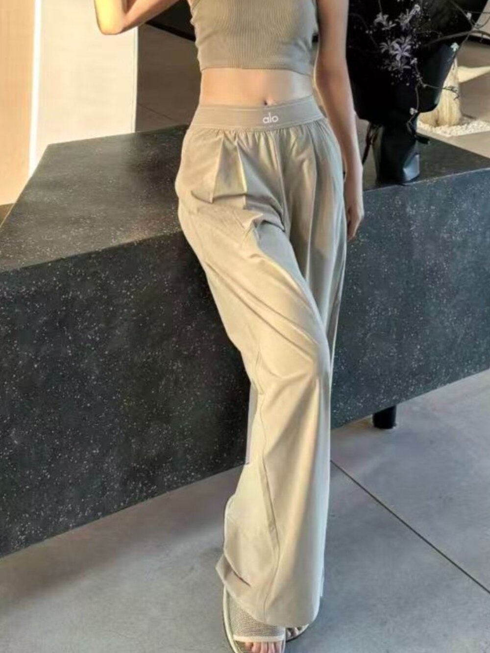 Brand New🌺 ALO Yoga Suit Up Trouser Gravel Color M L , Regular 30-inch 🥂